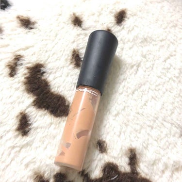 M.A.CのMineralize Concealer NW25です💁🏻‍♀️
色味は青くまを打ち消してくれるサーモン系の色味です☝🏼

25歳以降、昔から酷かった目の下のくまに加えて元々あった目尻の笑い