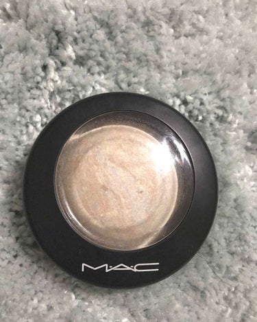 MACの人気のハイライター！
お疲れた顔がパッとフレッシュな感じになりお気に入りです♫付けすぎ注意ですが加減がわかると騙されたように肌質が変わってみえます。