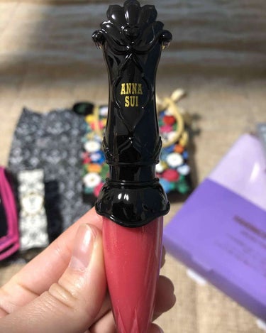 ANNA SUI グリタリング リップ グロスのクチコミ「入れ物の色と同じ色がでてるとおもいます（すみません、唇にぬったのは加工してあります。）。ただマ.....」（1枚目）