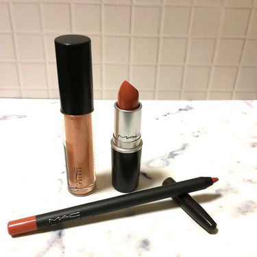 MAC スノーボールリップバッグ ヌード

今年のMACのクリスマスコフレゲットしました🎄✨
色はお仕事でも使えるベージュ系💄
リップペンシルで縁どってからリップ、グロスと重ねていくとヌーディな口元にな