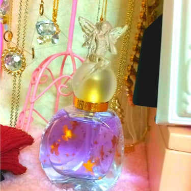 ANNA SUIの香水💍

50%オフくらいになっているのを購入しました💕😍

私好みでいい香りです💕

爽やかで、でもちょっぴり甘め、フルーティな癒される香り👍

トップの香りはちょっぴりきつめかな？
