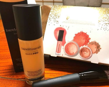 ※写真が下手くそでごめんなさい※

クリスマスコフレ第1弾♡
bareMineralsが届きましたー！！
詳細はまた使ってからお伝えしようかなって思うんですが、
ファンデーション
ファンデーションブラシ