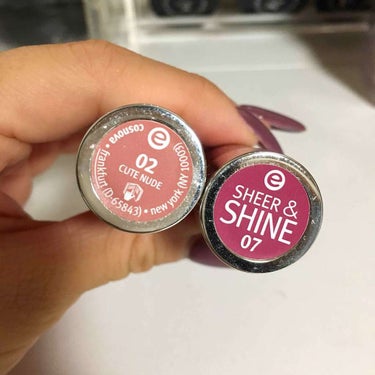 essence sheer & shine lipstickのクチコミ「エッセンスのリップスティック💄
1本400円くらいです！安っ😂👌

少し甘い香りがして
柔らか.....」（3枚目）