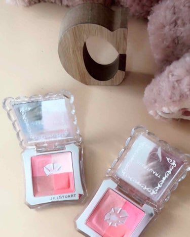 ジルスチュアート
ミックスブラッシュコンパクトN

右が01 baby blush
左は21 strawberry tarte

初投稿です🌈
とにかくピンクチークが
好きでいろいろ持ってます🌸
中でも