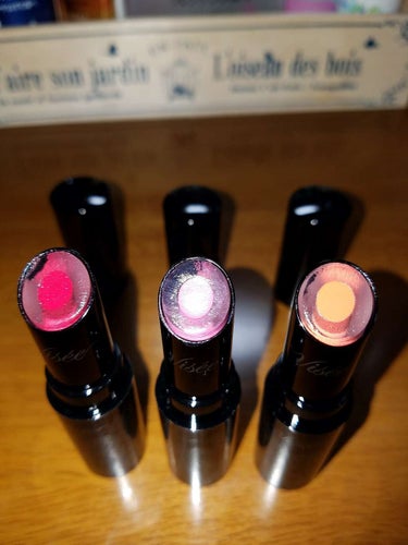 ヴィセリシェ
クリスタルデュオ　リップスティック💄💋
左からRD461  PK861  OR260✨
レッド系、ピンク系、オレンジ系と
３色を気分に合わせて使ってて
見た目も可愛いしうるツヤのグラデーシ