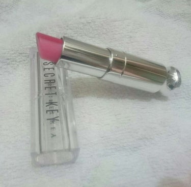 2層になって簡単にグラデーションができるリップです💄💋
⚠ピンクになっている部分はあまり発色しませんでした。
色はコーラルなんですが、赤っぽいです！
ティントだけど、あまり乾燥が気にならなくて良いです！