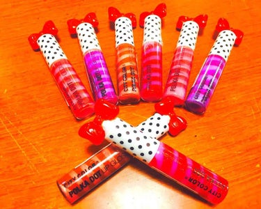 まるでお菓子🍬🍭みたいなカラーとパッケージの赤いリボン🎀が可愛い💟ポルカドットリップグロス💄‼️LA発コスメブランドならではのは発色の良さ🌈✨✨ #CITYCOLOR #グロス #コスメ