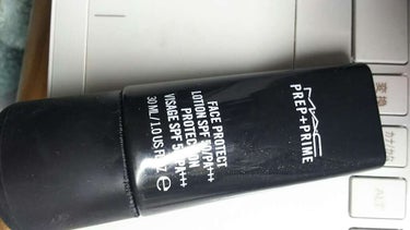 MAC プレップ プライム フェイス プロテクト

SPF50 PA+++

日焼け止め効果、保湿効果の高い下地です。
伸びがかなーーり良いので、ボトルを押さずにトントントンと腕に出した分で充分です。
