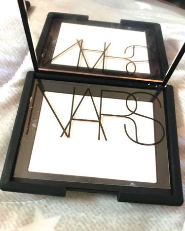 ライトリフレクティングセッティングパウダー　プレスト　N/NARS/プレストパウダーを使ったクチコミ（2枚目）