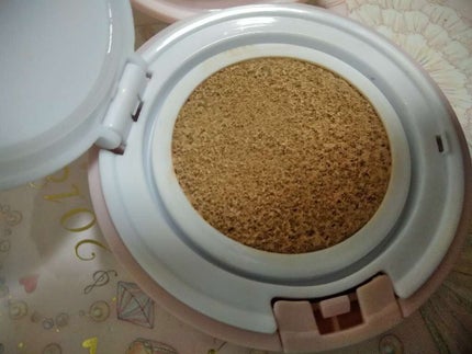 ettusais BBミネラルクッションのクチコミ「ケース 1,000円
つめかえ用 1,400円(ファンデ,スポンジ,パフ入)
ケースに中身がセ.....」(2枚目)