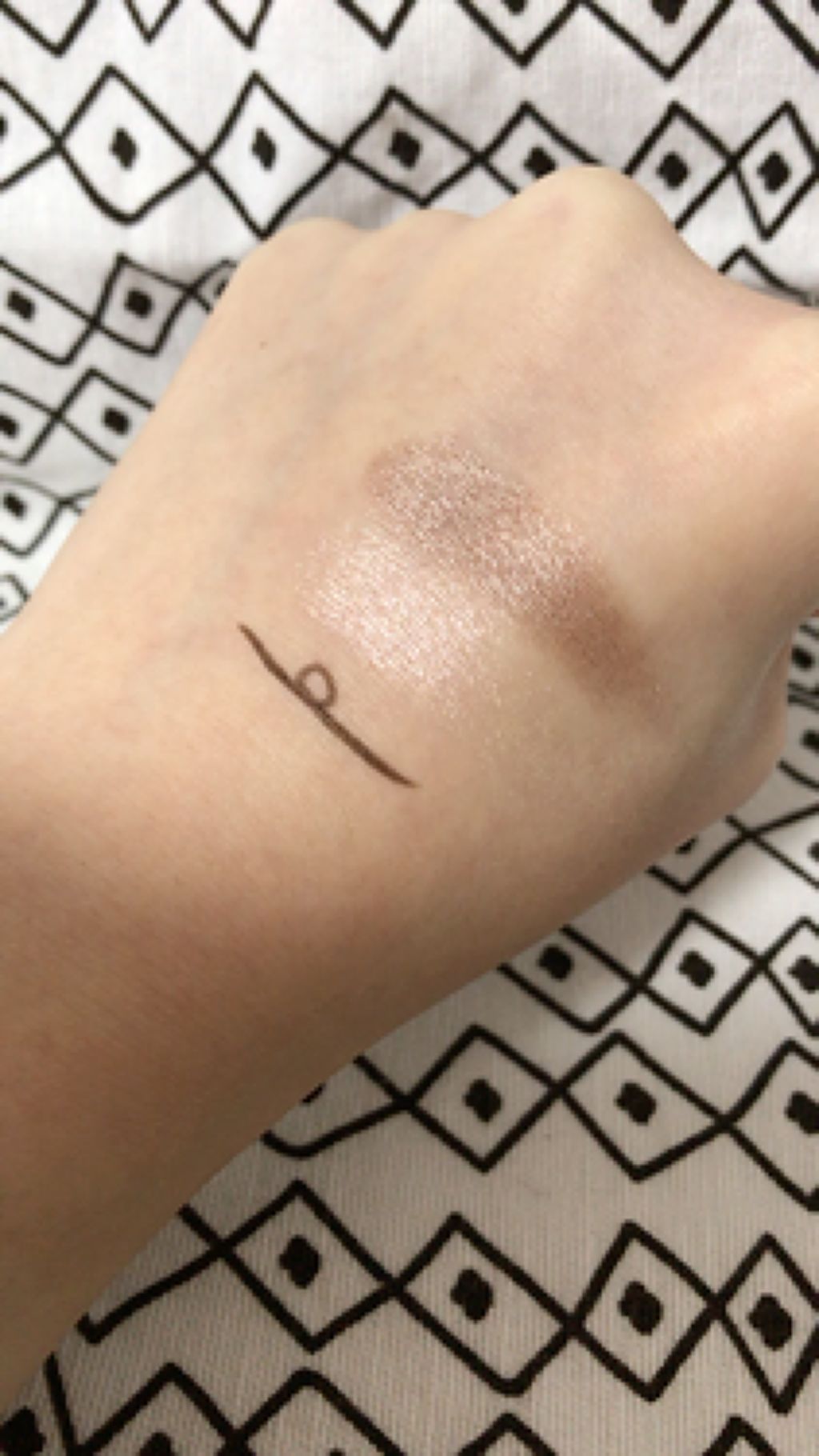 M・A・C スノーボール アイ バッグ/スモーキー ゴールド 【ホリデーコレクション 2017】のクチコミ「M・A・C
スノー ボール アイ バッグ/スモーキー ゴールド
¥7,800（税抜）

マック.....」（3枚目）