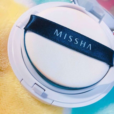 ◎MISSHA
      ☞クッションファンデ No.21 ( ¥1000+税 )
下地はいつも定まってなくて迷ってたらこれに巡り会いました☺️ 下地なしでも使えるらしいですがわたしはまだ試していません。
BBクリーム塗った後にこれを塗って気になる箇所には指でとってポンポンと叩けばコンシーラーにもなるので便利です！
パフに少量つけて気になる箇所から伸ばしていくと毛穴などをカバーしてくれます。最初は多く取りすぎて失敗しました（笑）

パフが上品で可愛くて気に入ってますが、すぐに汚れてしまいました😭😭

今まで使ってきた下地の中で一番気に入ったので多分リピ買い決定です。

#MISSHA #ミシャ #クッションファンデ #下地の画像 その1