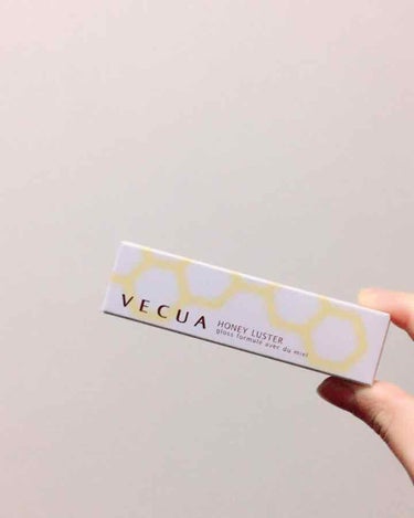 ★ VECUA ハニーラスター ★
VECUAシリーズ最後の投稿です('∀`)
リップは2層になってて上の黄色部分はハチミツなど美容成分たっぷりです!!😊🎵

1番最初は全体を混ぜてから使います。💕💕💕