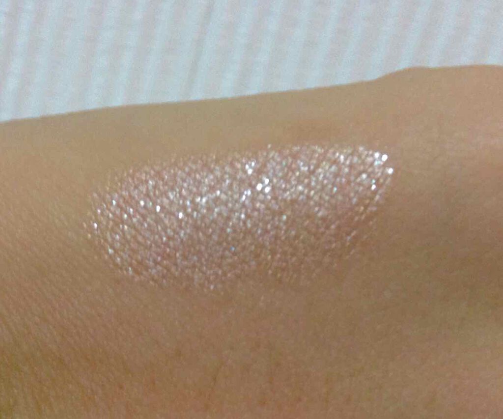キャンドゥ グロッシーアイシャドウ01ヌードベージュのクチコミ「こちらはキャンドゥで購入しました。
色はあんまりつかないのですが、ラメが大粒でとっても綺麗です.....」（3枚目）