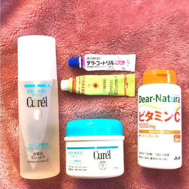 私のスキンケア用品達です。
生まれて初めて1000円以上もする、化粧水を
買いました…高い！(いつもはハトムギ化粧水)
乾燥が気になるのでしっとりするタイプを選びました。本当にしっとりしてその後何も塗ら