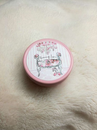 《ETUDE HOUSE　ドリーミングスワン　アイ&チーク　#01》

パッケージが可愛くて、一目惚れして買いました💕

外の絵柄だけでなく、中の絵柄までバレリーナになっていてとってもかわいいです😍😍
