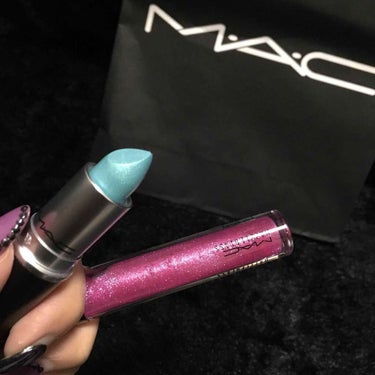 MACのコスメの紹介です🙆

リップスティック ソフトヒント(￥3240)
ダズルガラス エクストラアンプス(¥2808)

💄ソフトヒント
細かい青ラメがチラチラ光って本当に綺麗です！
色はそんなにハ