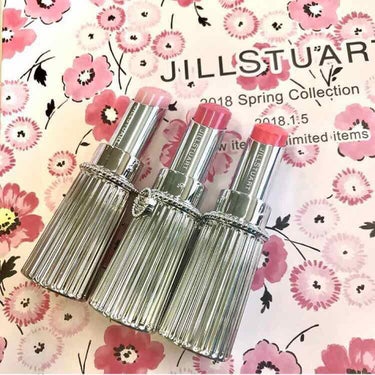 ．



JILLSTUARTの春の新作リップです！

リップブロッサムの新作カラーみたいです
こちらのリップは私のお気に入りコスメの一つで、保湿力があるし、パッケージもめちゃくちゃ可愛くて気に入ってい