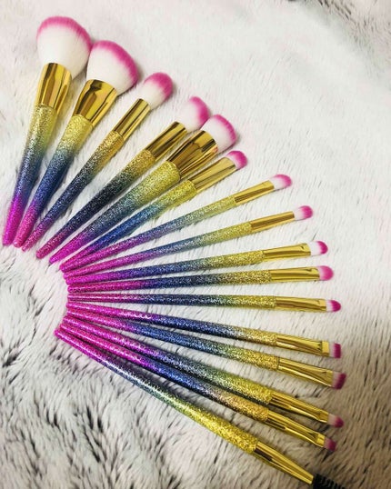 Docolor 幻のレインボーブラシのクチコミ「メイクブラシ16本セットです✨
まず見た目が可愛すぎます!!
今までDAISOの春姫シリーズ使.....」(1枚目)