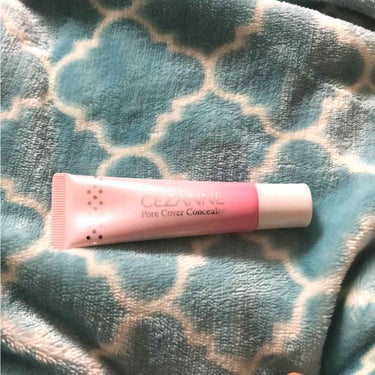 私のベースを作る上で外せないアイテムです💁🏽‍♀️
CEZANNE Pore cover concealer ソフトベージュ

25.6歳から年齢と共に頬の内側鼻周りの毛穴が広がって来たように思い凹凸を