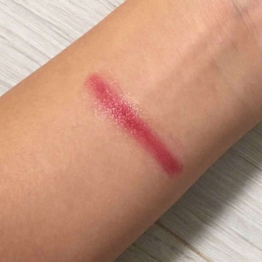 Visee クリスタルデュオ リップスティック💄

ずっと発売から気になって、でも欲しい色が全然売ってなくてやっと買えました！！😭😭
あったときは、嬉しすぎました！❤︎

色は、RD462レッド系です！3枚目の写真の、1番下の左の色です！
 
どんだけ探したことか…。。

自分の元々の唇の色が結構赤いので、グラデーションってわかるレベルではないですがとっても可愛いです！
色味もどストライク♥️🎶

赤リップが好きな人は好きな色だと思います！

星5上げたいけど、少し匂いが気になりました💧
ネットで見たら無印良品のお店の匂いって言ってた方がいましたが、まさにそんな感じです😂

嫌ではないですが、少し気になるかなーって感じです👌🏻
気になる人は最初にテスターとかで確認したほうがいいです！
色持ちもいいです！

OR260、RD460、RD461がとっても気になるのでまた買ってみようと思います☺️
ピンク系が似合わないので😔

最後までてくれて有難うございました！
の画像 その1