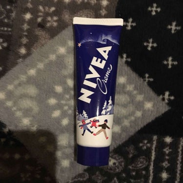 手荒れなどが酷くなってきたので
Niveaのハンドクリームを
買いました❤
いつも使ってたハンドクリームが
無かったのです😭

Niveaの効力は好きですが
匂いが…😭
安かったし、匂いとか気にせずに
