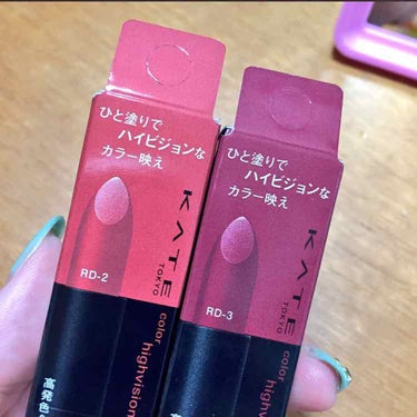 KATE カラーハイビジョンルージュ
RD-2/RD-3  ¥1200

先日購入したKATEの秋色リップ💄
RD-2は少しだけ茶色っぽくて落ち着いた赤。
RD-3は秋冬使えそうなぶどう色系。

結局無