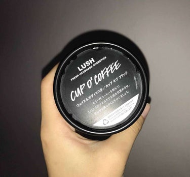 LUSHのフェイス&ボディマスクのカップオブブラック☕️

私は週一のスペシャルケアとしてお風呂の中で毛穴が開いた状態で使用してます。
10分置いたあとにクルクルと優しくマッサージして洗い流します。

