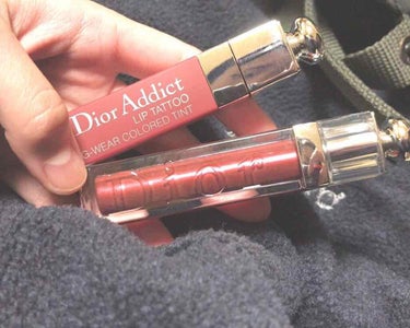 Dior アディクトティントリップグロス 771

水のようなテクスチャーで
とても塗りやすいです！
乾くのが少し遅い気がしますが、
本当に落ちないです😳✨
香りも少し甘い？匂いがする気がします。
色味