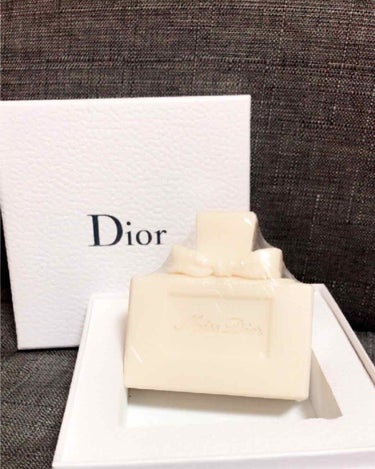 Dior スノー ルミナス パーフェクト ファンデーションのクチコミ「今日の購入品です…このファンデーション大好き、透明感強い、石鹸はお店員さんからもらった今年のク.....」（2枚目）