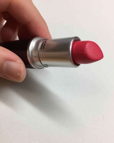 mac lipstick      impassioned

ピンクでもなくオレンジでもなく赤でもなくなんとも言えない色でとてもかわいいです
ベタ塗りしちゃうと濃すぎるので、グラデーションリップにして使