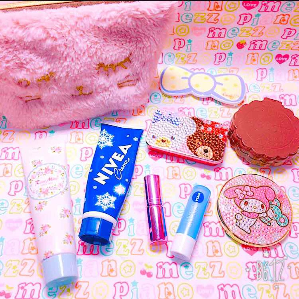 これは学校のポーチの中身です(*Ü*)
私の行ってる学校はメイクが禁止なのでコスメは無いです(T^T)
中身は左の方から順に

・台湾に行った時に買った薬用ハンドクリーム
塗ったあとも全くベタつかずサラサラな肌になるので手だけではなく色々な