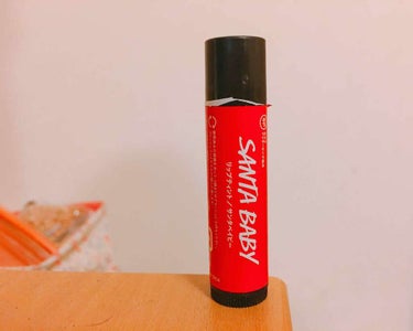 LUSH
サンタベイビー リップティント 💄✨

結構色がはっきりでるのでリップクリームと混ぜたりして使うとふんわり発色して、保湿力も上がっていいらしいです❤

2枚目の写真の左がそのまま塗った方で、右