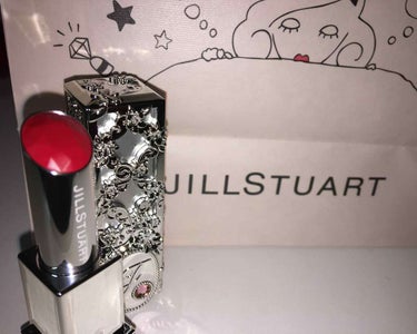 JILLSTUART
ルージュ マイドレス  09

すごい可愛い赤リップです！！
見た目も可愛いし一目惚れして買いました💓

セミマットで発色がいいです！
私はこのリップを塗る前にリップクリームを塗り