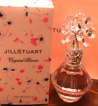 以前載せたJILLSTUARTのクリスタルブルームオードパルファンです！❁﻿

この香水はとにかく見た目がかわいい！
花の中心にあるスワロフスキーもキラキラしてて飾っておくだけでもかわいいです💕

色も