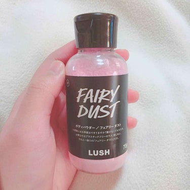 LUSHのフェアリーダストです！！！
めちゃくちゃおすすめ🌹🌹
70グラム入っていて、とても長持ちします！

適当に出すと、粉なので舞い上がってしまいますのでちゃんと手に出してください！
⚠︎一度に大量