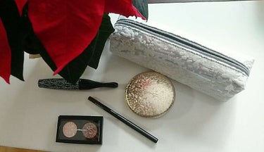 
MACのクリスマスコフレ買えたけど、
一番欲しかったアイシャドウパレットとリップが売り切れてて、、、、😭

パッケージが可愛すぎやん💗

今度レビューします！✨