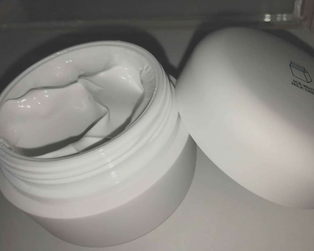 WHITE MILK CREAM/3CE/フェイスクリームを使ったクチコミ(2枚目)