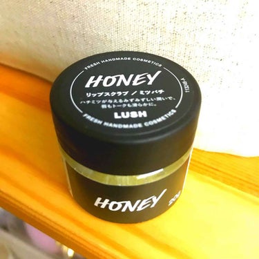 LUSHのリップスクラブです✨香りはミツバチ🐝🍯

週に2回くらいの頻度でお風呂上がりのリップケアに使ってます。
唇に乗せてくるくる撫でるだけで、とぅるとぅるリップになるよ💋💕
質感は本当にお砂糖そのも