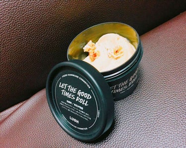 

(( LUSH 毎日が晩餐 ))

店員さんに乾燥肌なことを伝えたらこれを勧められて購入しましたっ！

匂いは、甘い香りにシナモンのスパイシーな匂いがほんのり香って癒し系！
蓋を開けた時のサプライズ