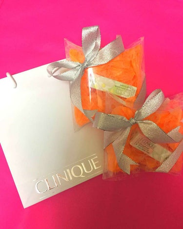 💋CLINIQUE  
     
母と妹のプレゼントに購入しました🎁

どちらもリップです💄

それぞれ、
🐰クリニークポップ 02ベアポップ
     😍定番のシリーズで、肌を明るく
       