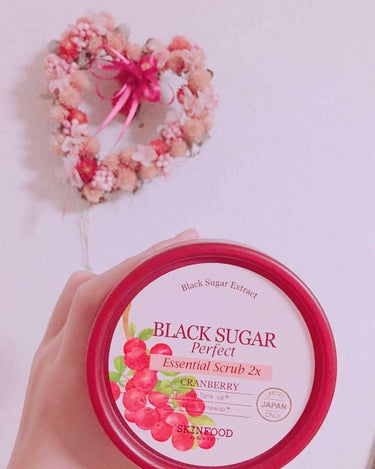 本当は教えたくないくらい大好きで大好きな
商品😭❤️

それは、韓国コスメで人気のSKINFOOD、
BLACKSUGAR Perfect Essential Scrub 2x
CRANBERRYです！