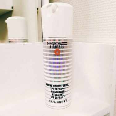 M.A.C 
ライトフルC モイスチャライザー
Lightful C Marine-Bright Formul SPF30 Moisturizer

ポンプ式の化粧下地です。
白色なのでカバー効果はあり