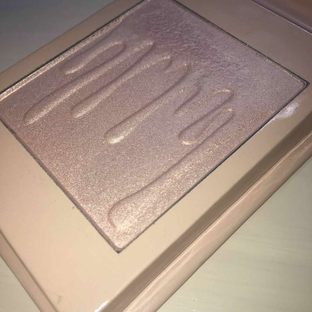 mia on LIPS 「KYLIEコスメです🤩こちらはハイライトやアイシャドウとして使..」(3枚目)