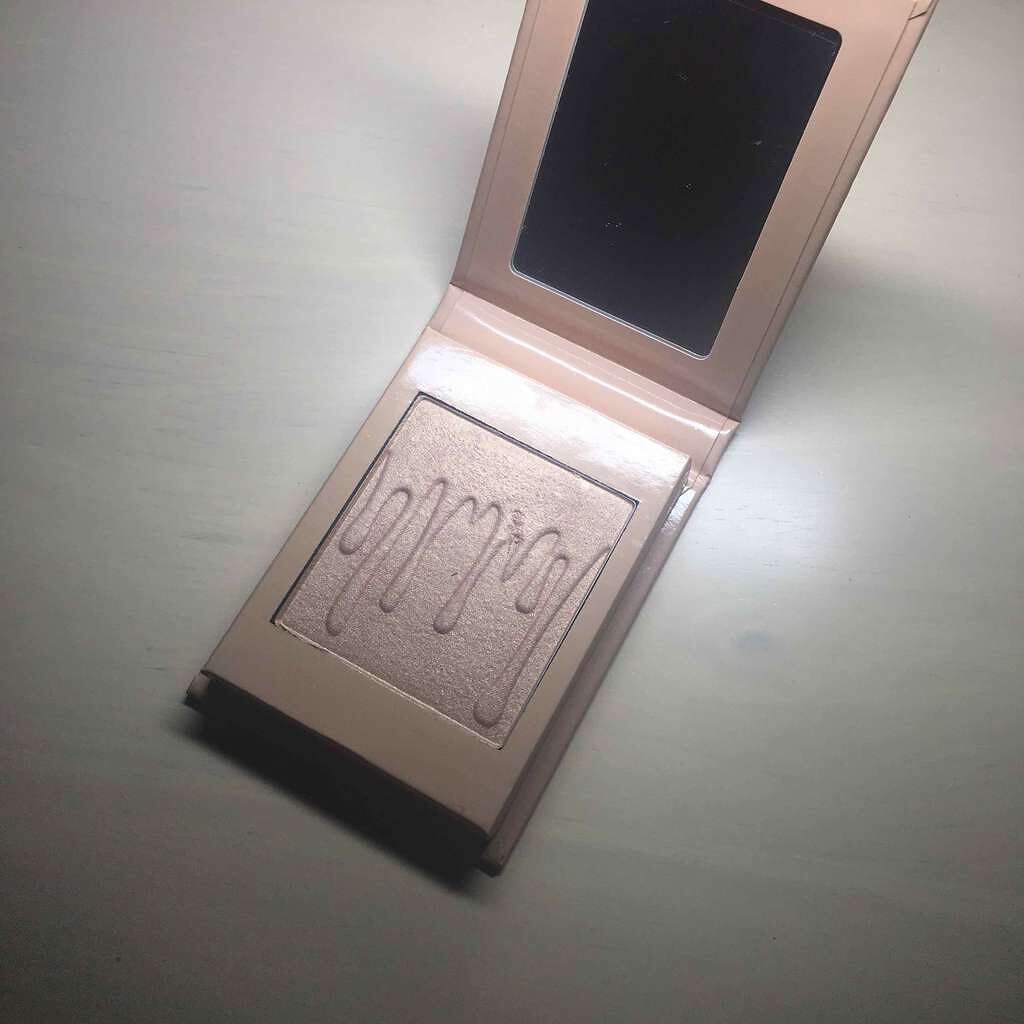 mia on LIPS 「KYLIEコスメです🤩こちらはハイライトやアイシャドウとして使..」(2枚目)