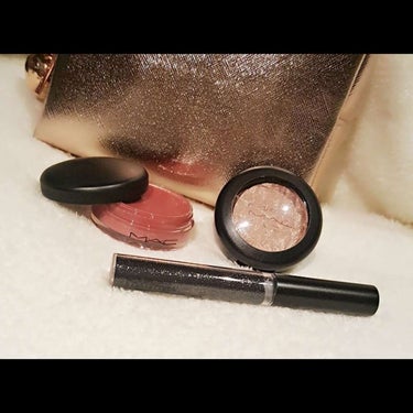 M・A・C クリスタル グレイズ グロスのクチコミ「M·A·C / Snow Ball Eye & Lip bag - Rose Gold (¥7.....」（1枚目）