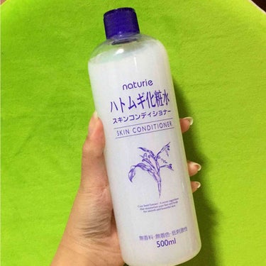 今回はハトムギ化粧水のレビューです！！

ハトムギ化粧水を1週間使ってみて思った良い所・感想。

使ってみて肌のカサカサがなくなりました！
夜に化粧水をたっぷり手で染み込ませるようにやり、朝起きてもカサ