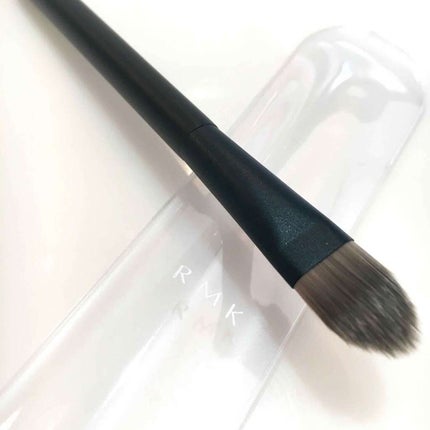 RMK アイシャドウブラシ Fのクチコミ「今回のメイクが大活躍だったのが
#RMK #アイシャドウブラシF
手に収まる小ぶりなブラシで.....」(1枚目)