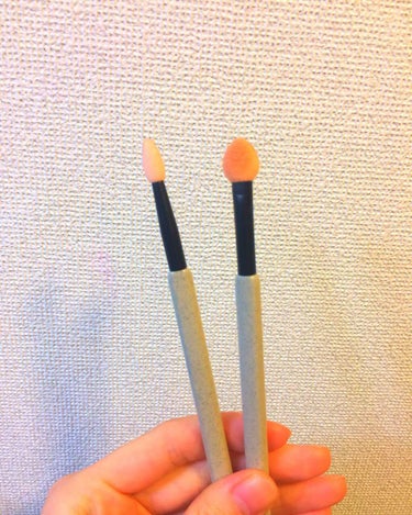 【資生堂 : アイカラーチップ】

※汚れていてごめんなさい！

メイクアップアーティスト濱田マサルさんがオススメされてたチップです！
多くのメイクさんが愛用しているとの事なので、絶対に使いやすいだろう