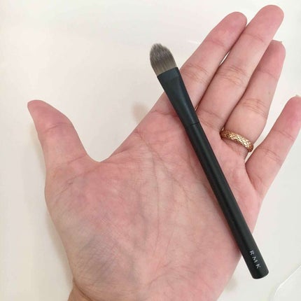 RMK アイシャドウブラシ Fのクチコミ「今回のメイクが大活躍だったのが
#RMK #アイシャドウブラシF
手に収まる小ぶりなブラシで.....」(2枚目)